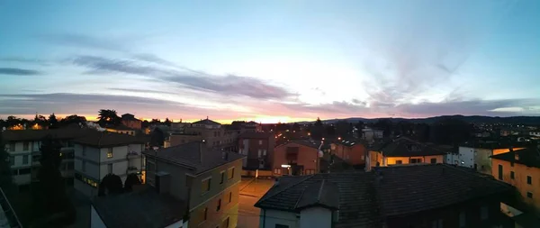 Bibbiano reggio emilia hermoso amanecer panorámico sobre la ciudad —  Fotos de Stock