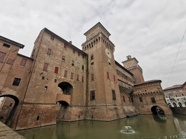 Castelo de ferrara com panorama de fosso — Fotografia de Stock