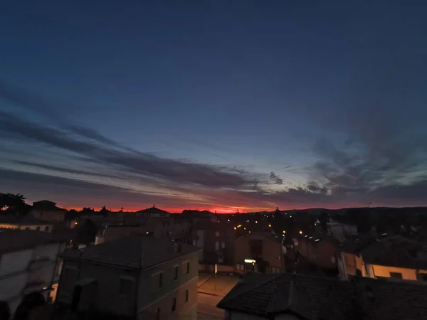 Bibbiano reggio emilia ดวงอาทิตย์ขึ้นที่งดงามพาโนรามาเหนือเมือง — ภาพถ่ายสต็อก