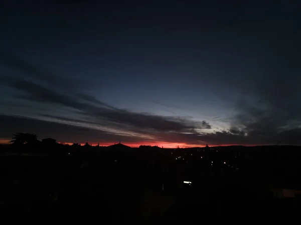 Bibbiano reggio emilia schöner panoramischer sonnenaufgang über der stadt — Stockfoto