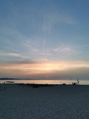 Rini kumsalı Parlak renklerle ve denizle güzel gün batımı