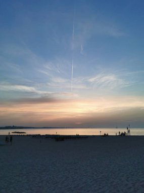 Rini kumsalı Parlak renklerle ve denizle güzel gün batımı