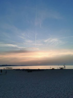 Rini kumsalı Parlak renklerle ve denizle güzel gün batımı