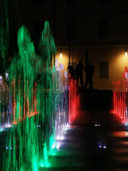 Reggio emilia piazza della vittoria di fronte a valli teatrali fontana tricolore luminosa — Foto Stock