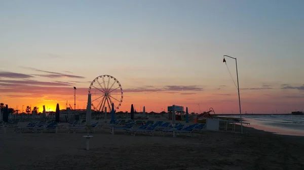 里米尼海滩美丽的落日与摩天轮 — 图库照片
