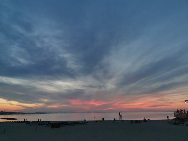 Rini kumsalı Parlak renklerle ve denizle güzel gün batımı