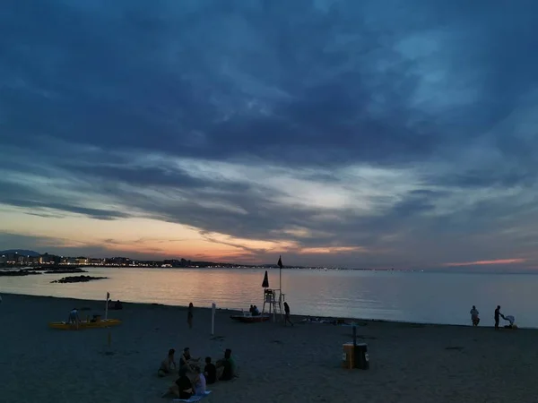 Praia rimini belo pôr do sol com cores brilhantes e mar — Fotografia de Stock