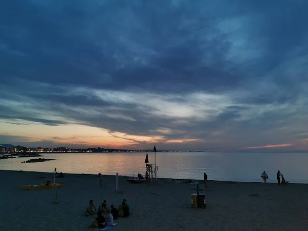 Rimini spiaggia bellissimo tramonto con colori vivaci e mare — Foto Stock