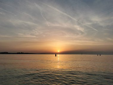 Rini kumsalı Parlak renklerle ve denizle güzel gün batımı