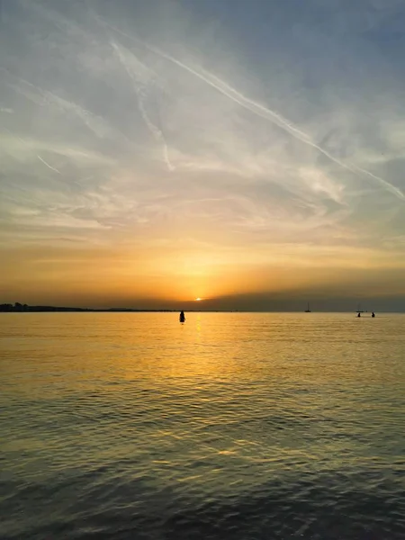 Rimini strand vacker solnedgång med ljusa färger och hav — Stockfoto