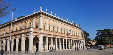 Reggio Emilia tiyatro vadilerinin önündeki zafer meydanında üç renk çeşmesi