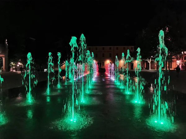 Reggio emilia plaza de la victoria frente a los valles del teatro tricolor fuente luminosa — Foto de Stock