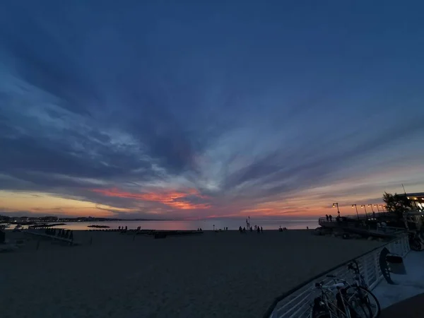 Rimini spiaggia bellissimo tramonto con colori vivaci e mare — Foto Stock