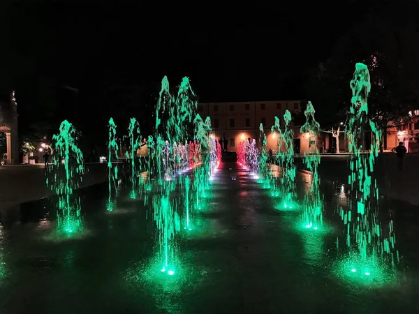 Reggio emilia vitória quadrado na frente de vales de teatro fonte luminosa tricolor — Fotografia de Stock