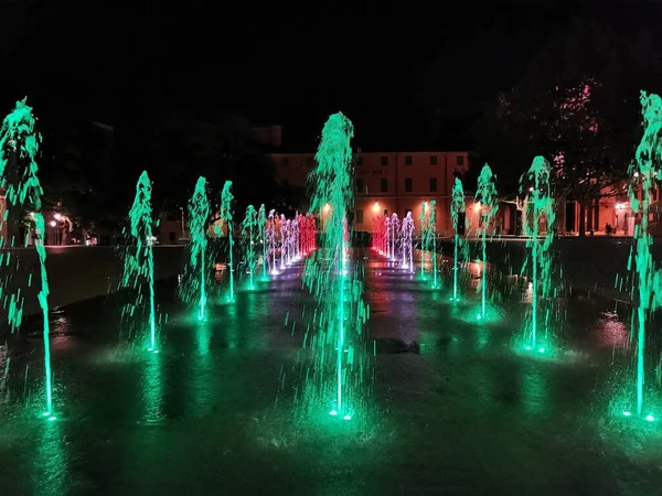 Reggio emilia vitória quadrado na frente de vales de teatro fonte luminosa tricolor — Fotografia de Stock