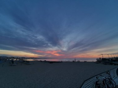 Rini kumsalı Parlak renklerle ve denizle güzel gün batımı