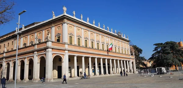 Reggio emilia victory square in front of theater valleys tricolor luminous fountain — Stock Photo, Image