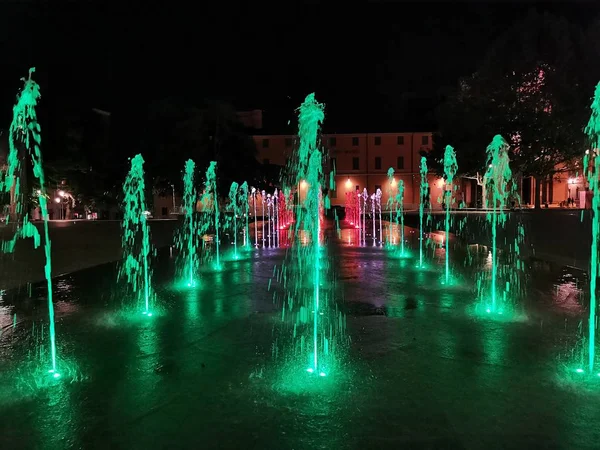 Reggio emilia vitória quadrado na frente de vales de teatro fonte luminosa tricolor — Fotografia de Stock