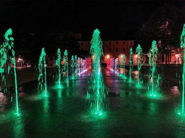 Reggio Emilia tiyatro vadilerinin önündeki zafer meydanında üç renk çeşmesi