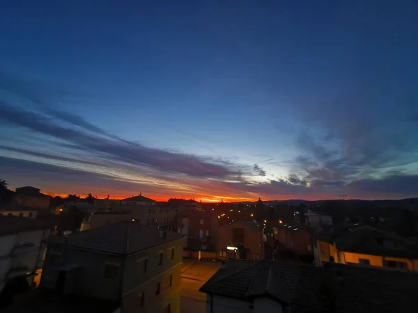 Bibbiano reggio emilia hermoso amanecer panorámico sobre la ciudad —  Fotos de Stock