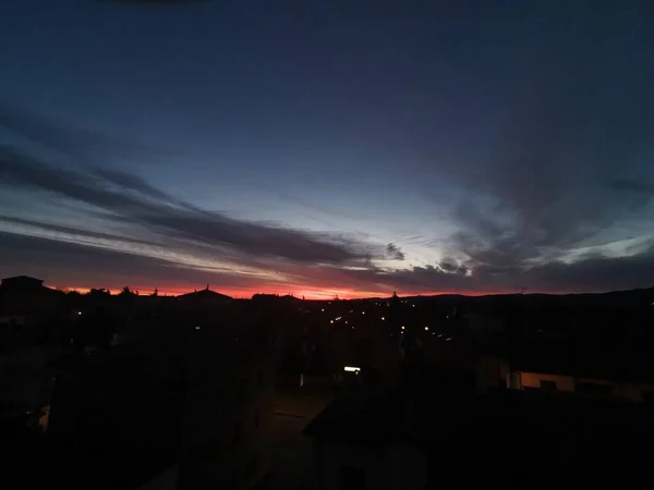 Bibbiano reggio emilia schöner panoramischer sonnenaufgang über der stadt — Stockfoto