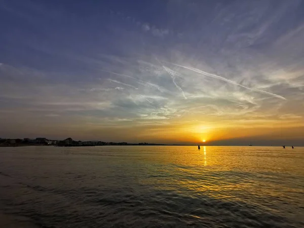 Rimini Strand schöner Sonnenuntergang mit hellen Farben und Meer — Stockfoto