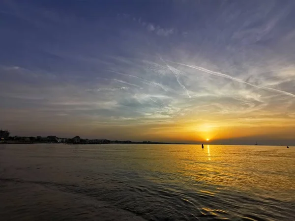 Rimini Strand schöner Sonnenuntergang mit hellen Farben und Meer — Stockfoto