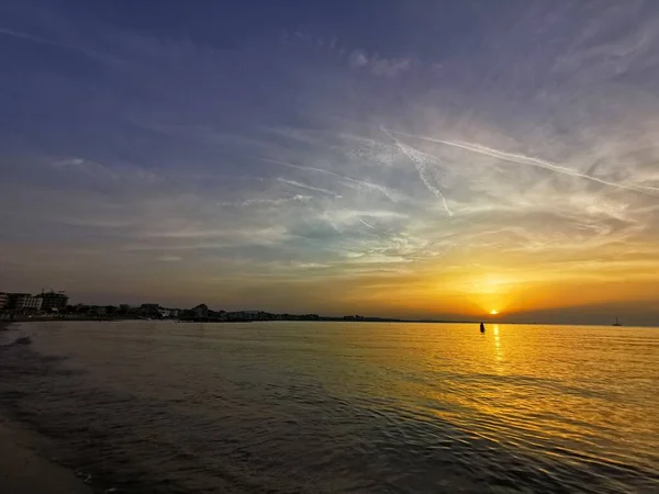 Rimini Strand schöner Sonnenuntergang mit hellen Farben und Meer — Stockfoto