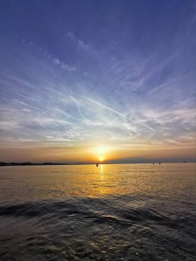 Rini kumsalı Parlak renklerle ve denizle güzel gün batımı