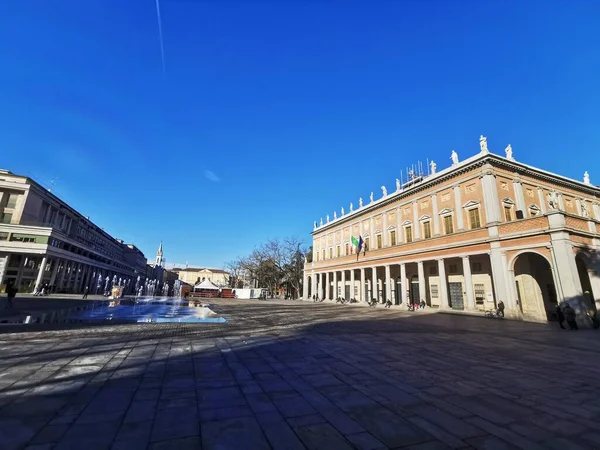 Reggio emilia victory square in front of theater valleys tricolor luminous fountain — Stock Photo, Image