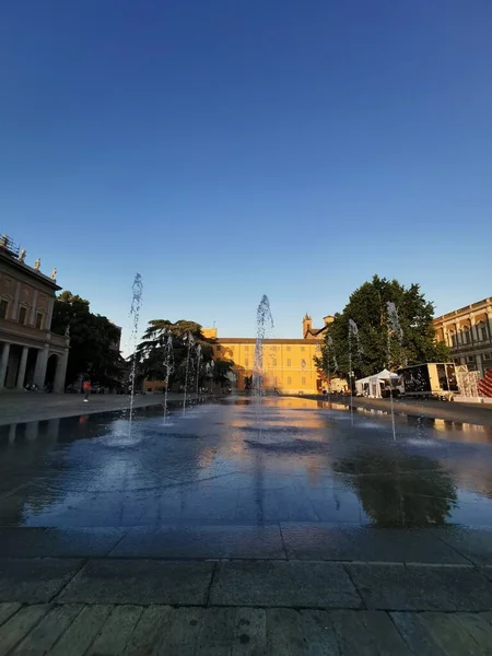 Reggio emilia győzelem tér előtt színház völgyek tricolor világító szökőkút — Stock Fotó