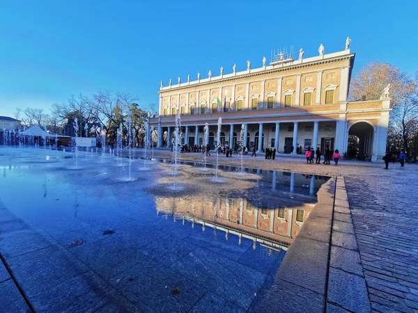 Reggio emilia place de la victoire devant les vallées de théâtre tricolore fontaine lumineuse — Photo