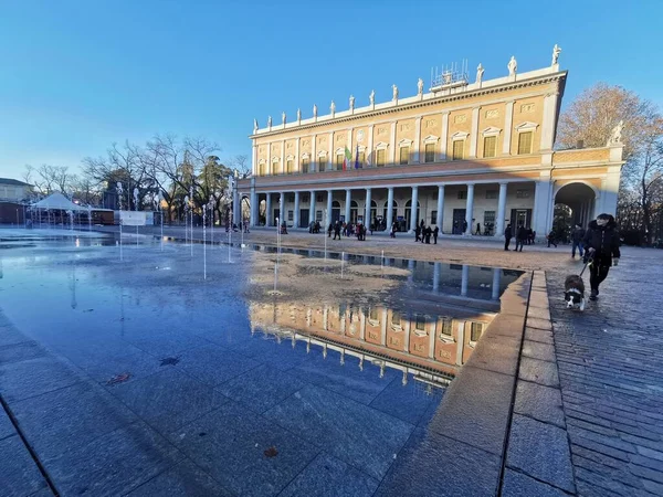 Reggio Emilia sejr kvadrat foran teater dale tricolor lysende springvand - Stock-foto