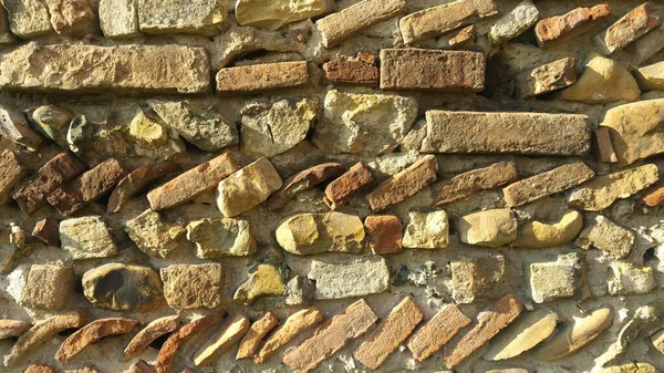화창 한 날의 오래 된 석벽과 벽돌 무늬 — 스톡 사진