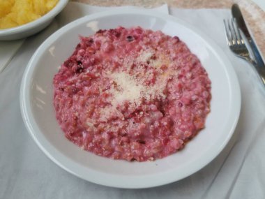 Parmesan peynirli kırmızı pancar pilavı.