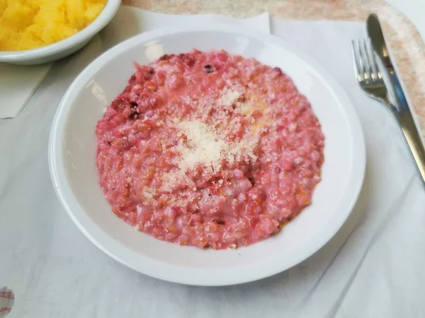 Πιάτο με ρύζι παντζάρι κόκκινο με παρμεζάνα — Φωτογραφία Αρχείου