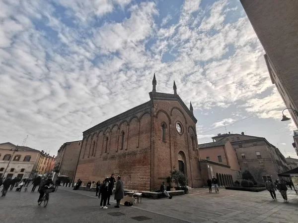 Ferrara Piazza del Duomo panorama grand angle par temps ensoleillé — Photo