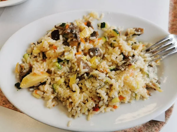 Plato de arroz blanco con calabacín de setas vegetales y queso parmesano — Foto de Stock