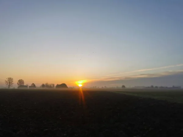 Hermoso panorama del atardecer sobre el campo cultivado con hielo — Foto de Stock