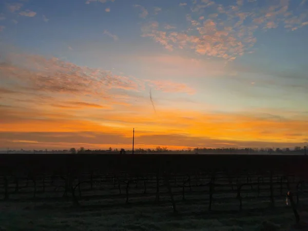 Krásné panorama západu slunce nad polem obdělávaným ledem — Stock fotografie