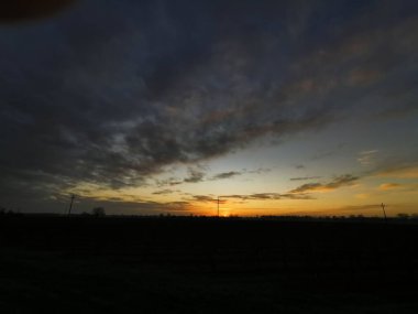 Sahada buzla işlenmiş günbatımı manzarası