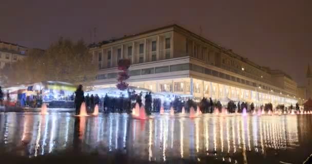 Реджо Эмилия победной площади перед театром долины трехцветный светящийся фонтан время истекает — стоковое видео