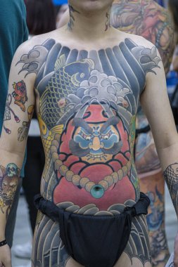 Milano, İtalya 02 11 2020: Milano Dövme Sözleşmesi, tatto ve parçalarla ilgili toplantı. Geleneksel irezumi 
