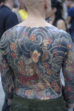 Milano, İtalya 02 11 2020: Milano Dövme Sözleşmesi, tatto ve parçalarla ilgili toplantı. Geleneksel irezumi 