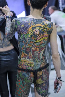 Milano, İtalya 02 11 2020: Milano Dövme Sözleşmesi, tatto ve parçalarla ilgili toplantı. Geleneksel irezumi 