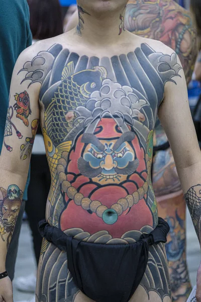 Milano, İtalya 02 11 2020: Milano Dövme Sözleşmesi, tatto ve parçalarla ilgili toplantı. Geleneksel irezumi 