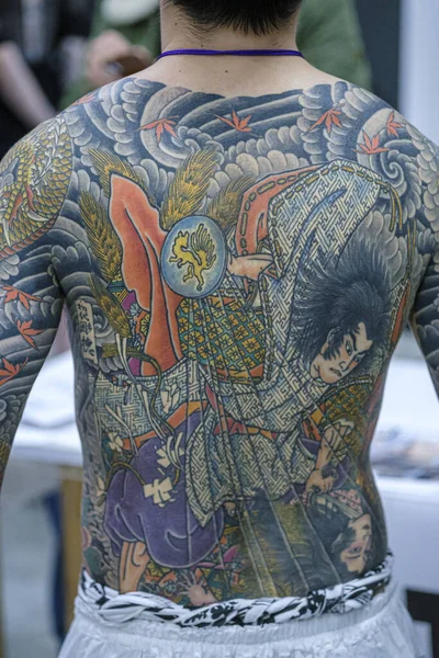 Milano, İtalya 02 11 2020: Milano Dövme Sözleşmesi, tatto ve parçalarla ilgili toplantı. Geleneksel irezumi 