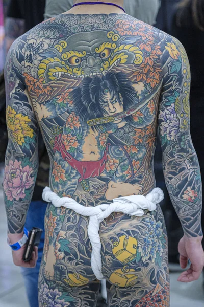 Milano, İtalya 02 11 2020: Milano Dövme Sözleşmesi, tatto ve parçalarla ilgili toplantı. Geleneksel irezumi 
