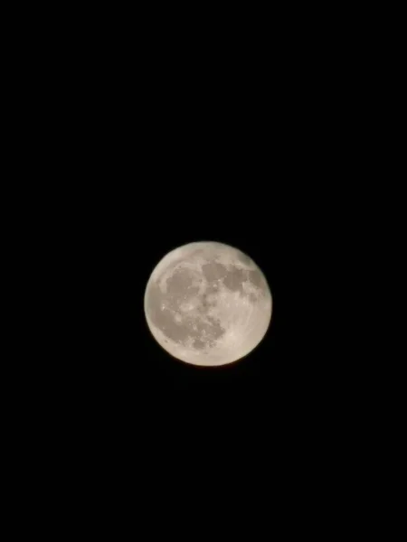 Hermosa luna llena en claro cielo negro — Foto de Stock