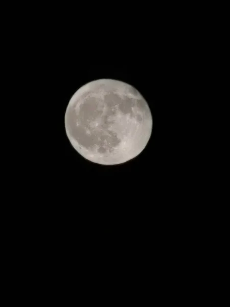 Hermosa luna llena en claro cielo negro — Foto de Stock